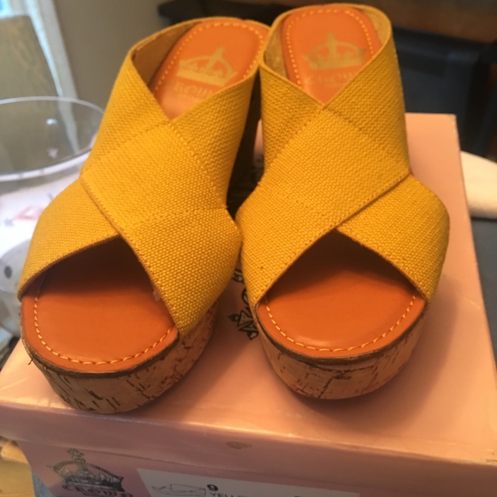 Crown Vintage Dany wedge in mustard yellow NIB